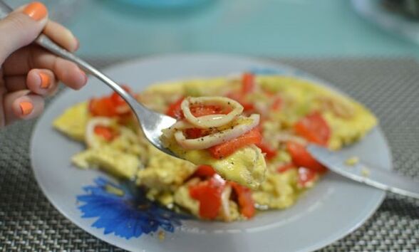 Omelet with squid as a protein diet