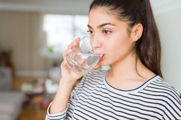 Drinking clean water regularly is the key to successfully losing 10 kilograms in a month. 