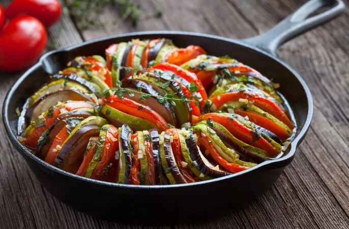 Garmented with tomatoes and zucchini